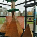 Maquette des pyramides de Gizeh et palmiers géants réalisés par les élèves de 5ème et du Club créatif