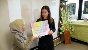 Les élèves de 6e présentent les ateliers d’écriture qui ont été menés par Fabienne Swiatly.