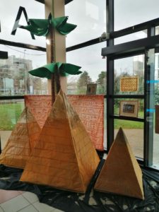 Maquette des pyramides de Gizeh et palmiers géants réalisés par les élèves de 5ème et du Club créatif